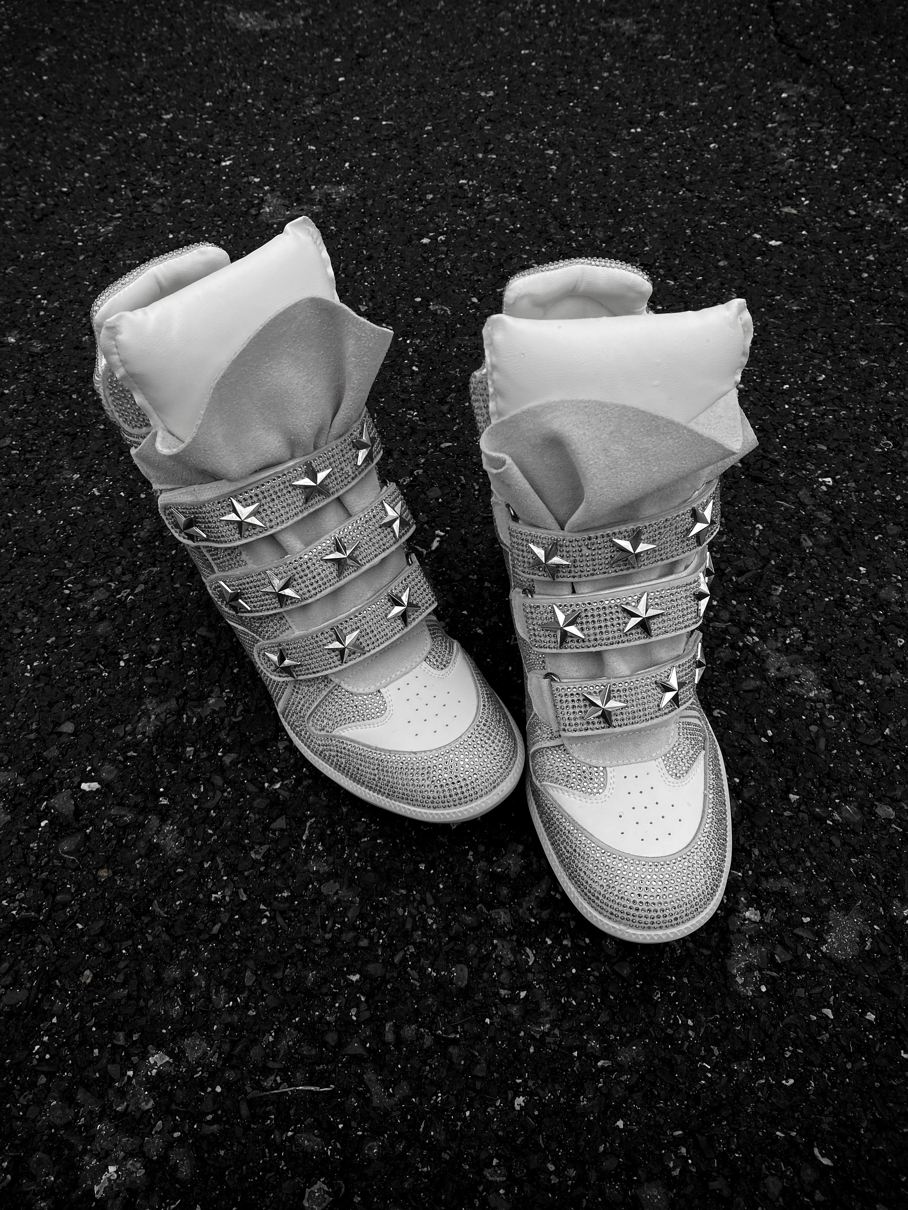 High-Top-Sneaker mit Sternen und Keilabsatz
